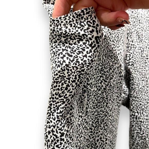 Athleta Salutation Stash II Textured 7/8 Tights Micro Cheetah Black/Sea Salt XS - Picture 8 of 12